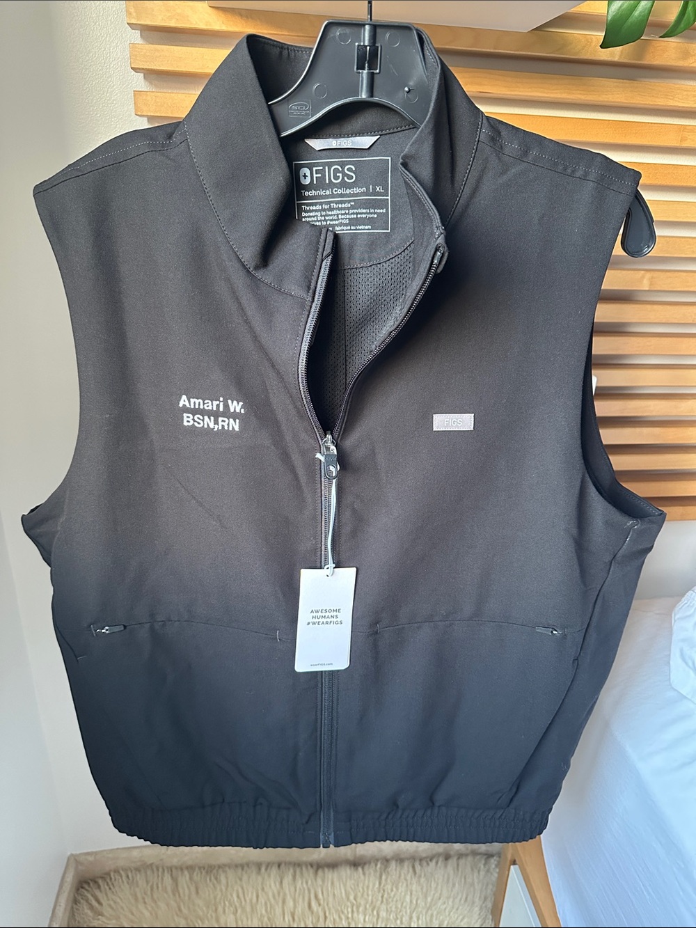 FIGS Black men’s Sydney scrub vest